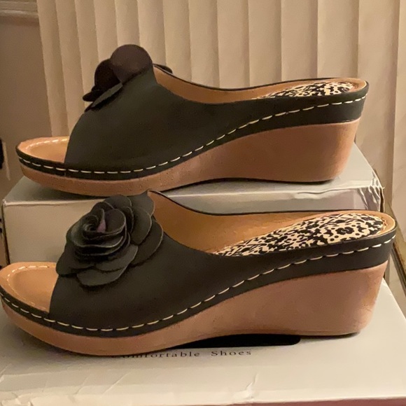 Black Sandals with Decorative Rose. Size 9. Condition Like New. - Picture 4 of 4